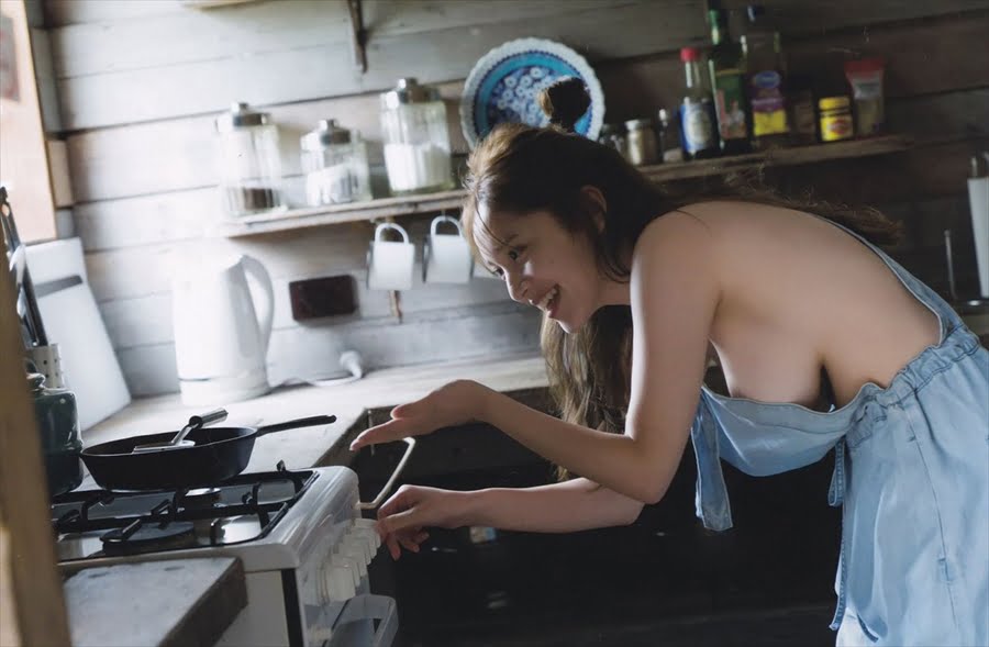 都丸紗也華の垂れ乳おっぱい画像2